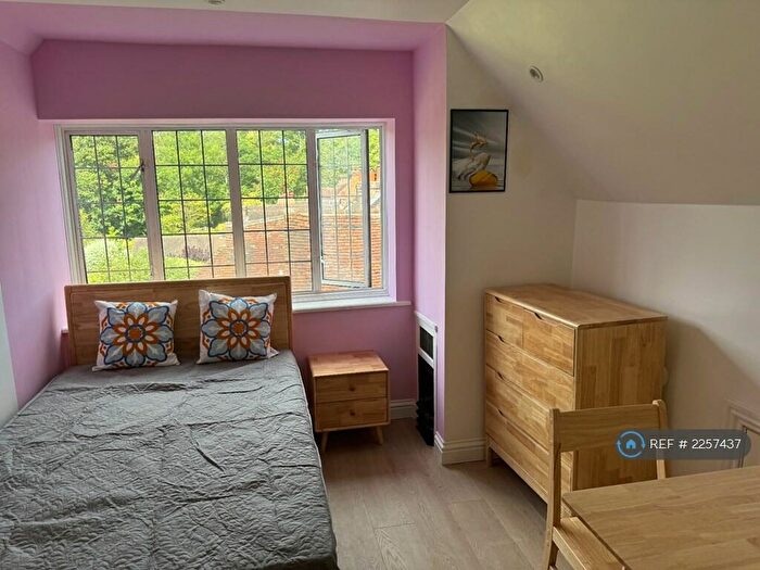 4 Bedroom Flat To Rent In Quality Street, Merstham, Redhill, RH1