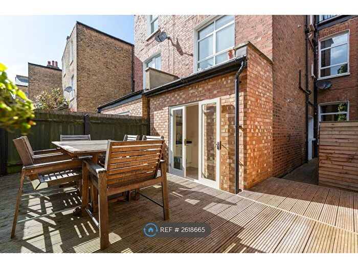 2 Bedroom Flat To Rent In Boundaries Road, London, SW12