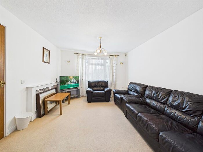 3 Bedroom Town House To Rent In Hanger View Way, London, W3