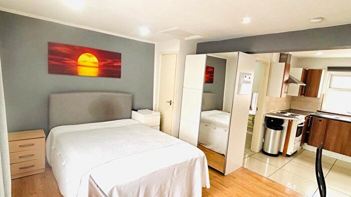 Studio To Rent In Bethnal Green Road, London, E2