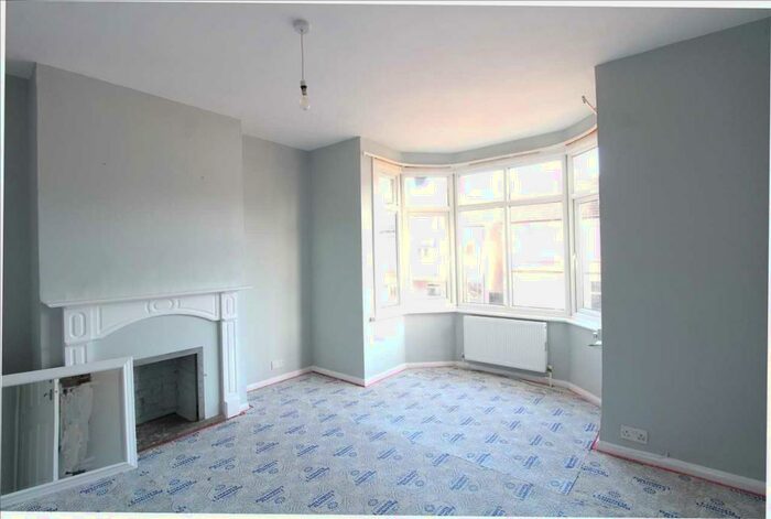 2 Bedroom Apartment To Rent In Leigh On Sea, SS9