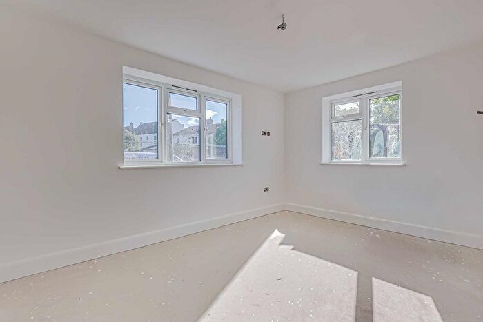 2 Bedroom Bungalow For Sale In Leamington Road, Hockley, SS5