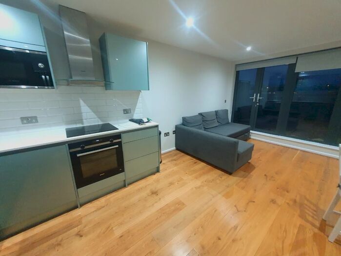 3 Bedroom Flat To Rent In Flat Amisha Court, Grange Road, London, SE1