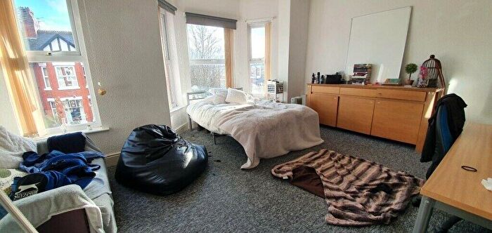 4 Bedroom House To Rent In Kensington Avenue, Manchester, M14