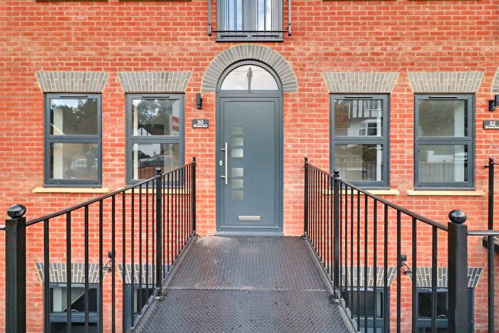 5 Bedroom Town House To Rent In Silverdale Road, Bushey, WD23