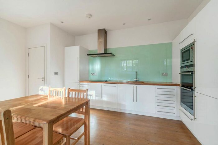 2 Bedroom Flat To Rent In Palace Court, Notting Hill, London, W2