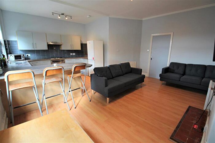 3 Bedroom Apartment To Rent In Kelso Road, Hyde Park, Leeds, LS2