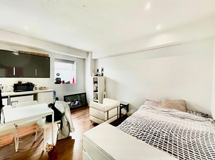 Studio To Rent In Vale Road, London, N4