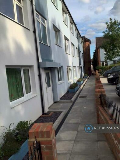 2 Bedroom Flat To Rent In Falcon Court, South Woodford, E18