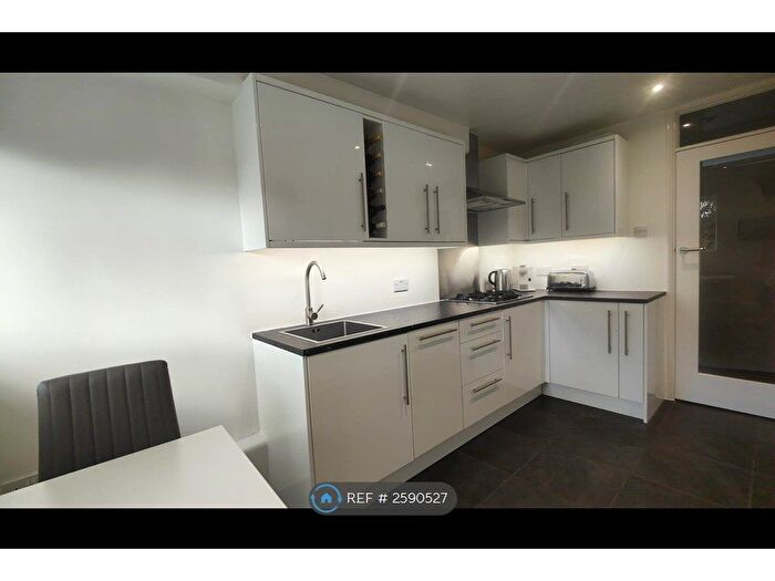 2 Bedroom Flat To Rent In Capel Close, London, N20