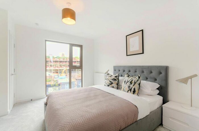 2 Bedroom Flat To Rent In Walnut Tree Close, Guildford, GU1