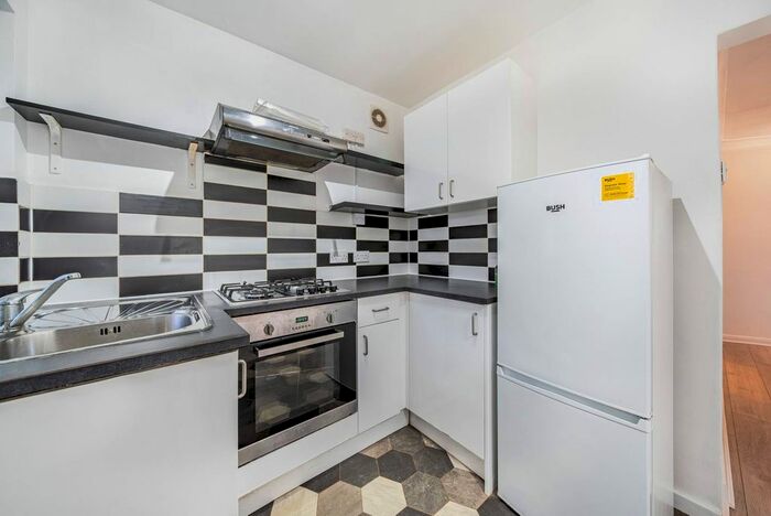 2 Bedroom Maisonette To Rent In De'arn Gardens, Mitcham, CR4