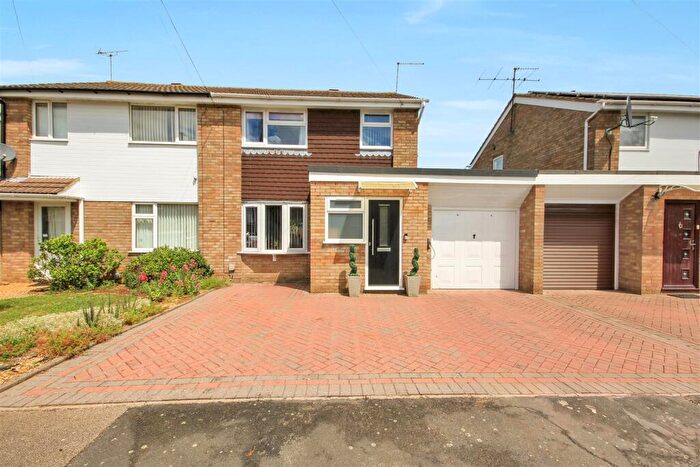 3 Bedroom Semi-Detached House For Sale In , Dean Close, Rushden, NN10