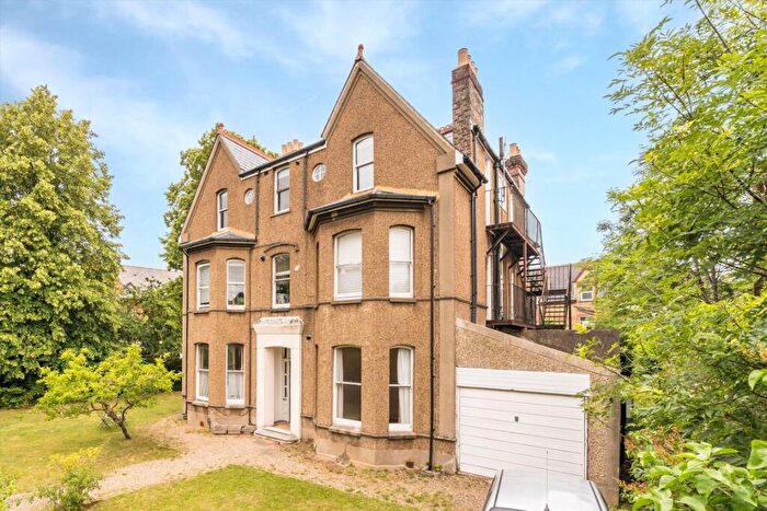1 Bedroom Flat For Sale In Parklands, Surbiton, KT5