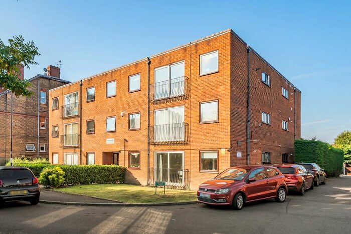2 Bedroom Flat To Rent In The Ridgeway, Enfield, EN2