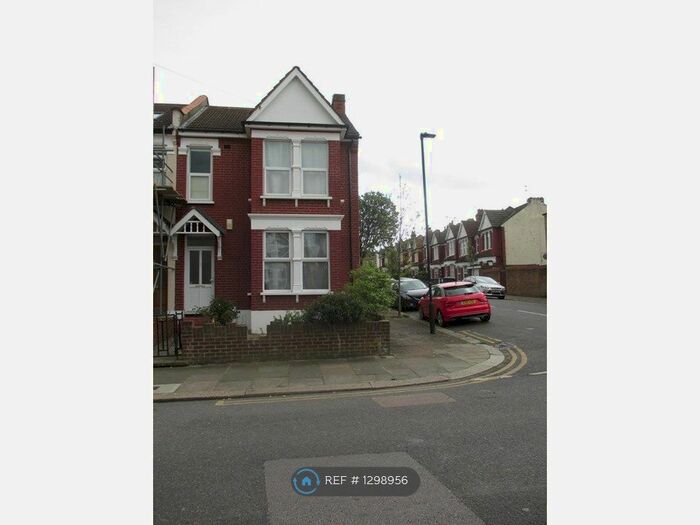 3 Bedroom Terraced House To Rent In Warwick Road, London, N11
