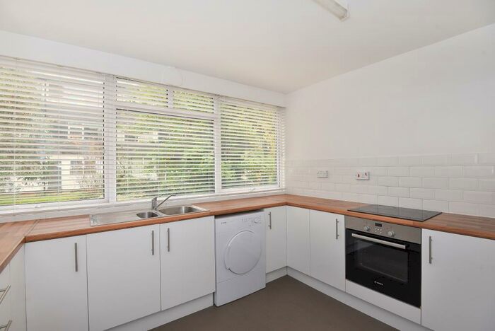 3 Bedroom Town House To Rent In Mill Close, Wokingham, RG41