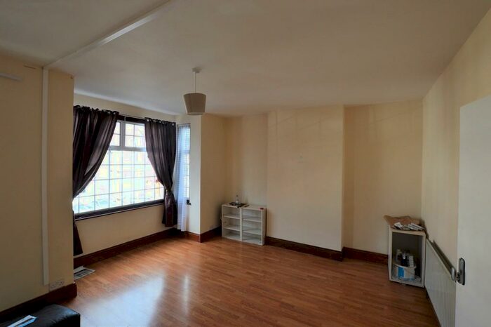 3 Bedroom Maisonette To Rent In Edith Road, London, SE25