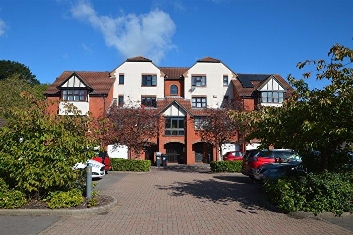 1 Bedroom Flat For Sale In Beaumont Place, Isleworth, TW7