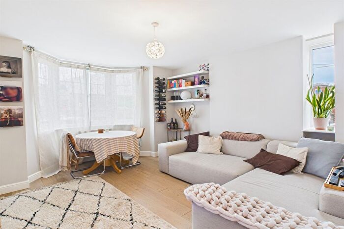 3 Bedroom Flat For Sale In London Court, Frogmore, SW18