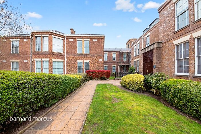 3 Bedroom Flat For Sale In Royal Drive, London, N11