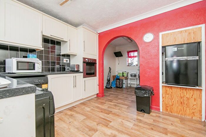 3 Bedroom End Of Terrace House For Sale In Hawthorn Avenue, Colchester, CO4