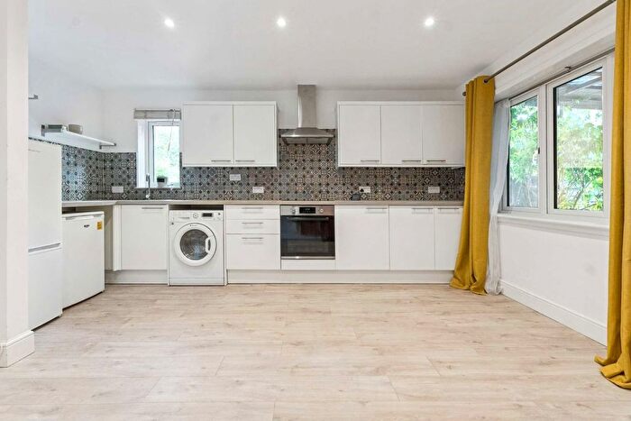 1 Bedroom Maisonette To Rent In Weavers Close, Isleworth, TW7