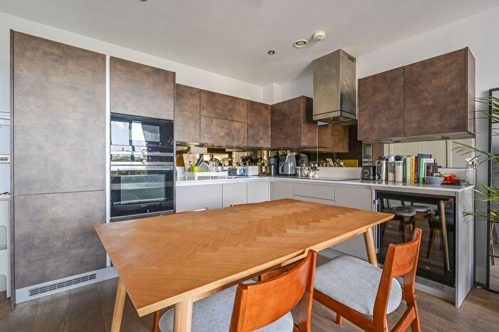 2 Bedroom Flat To Rent In Roach Road, Bow, London, E3