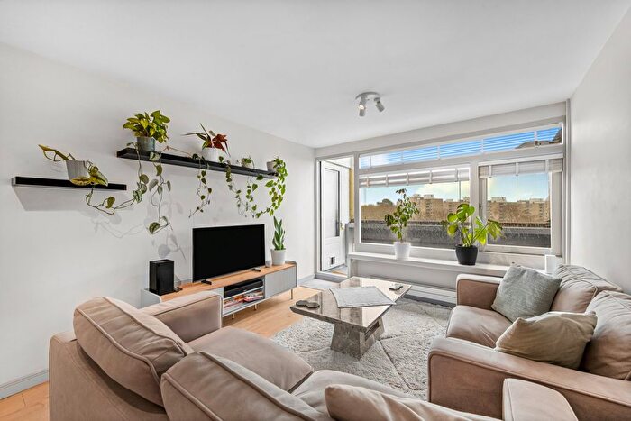 2 Bedroom Flat To Rent In Dunbridge House, Highcliffe Drive, SW15