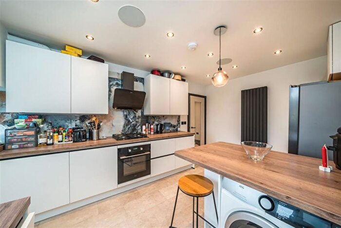 3 Bedroom Flat To Rent In Cavendish Mansions, Balham, SW12