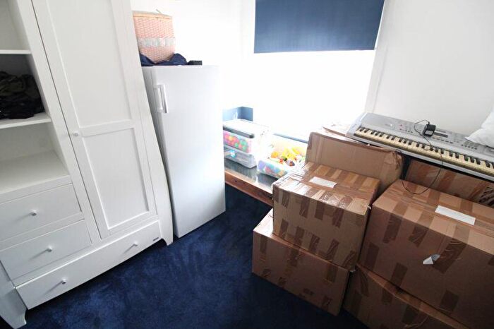 3 Bedroom Terraced House For Sale In Westmorland Avenue, Luton, LU3