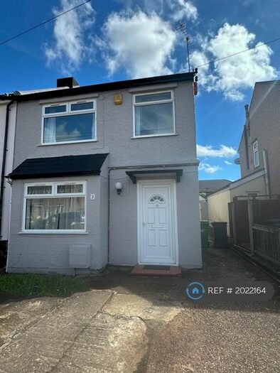 4 Bedroom Semi-Detached House To Rent In Fleetwood Road, Slough, SL2