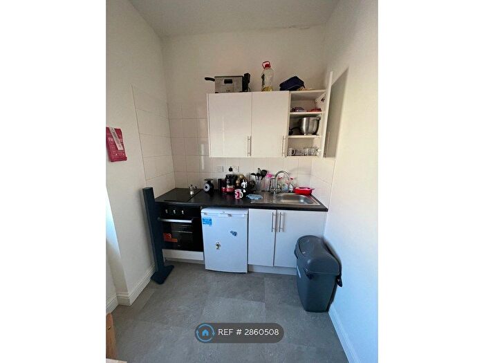 Studio To Rent In Station Road, London, N3