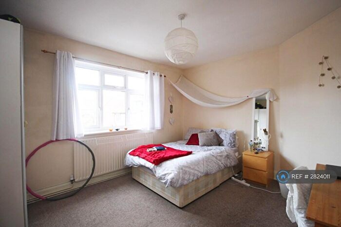 3 Bedroom Flat To Rent In Weston Court, Kingston Upon Thames, KT1