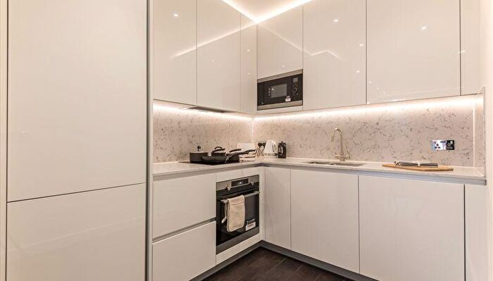 1 Bedroom Flat To Rent In Thornes House, Charles Clowes Walk, London, SW11