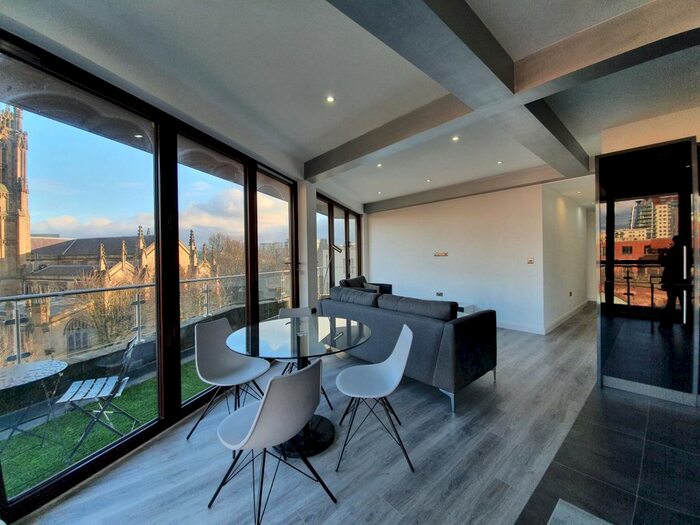 2 Bedroom Flat To Rent In High Court, Leeds, LS2