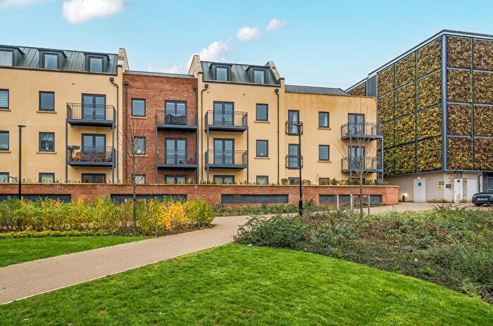 2 Bedroom Flat To Rent In Nightingale Walk, Farnham, Hampshire, GU9