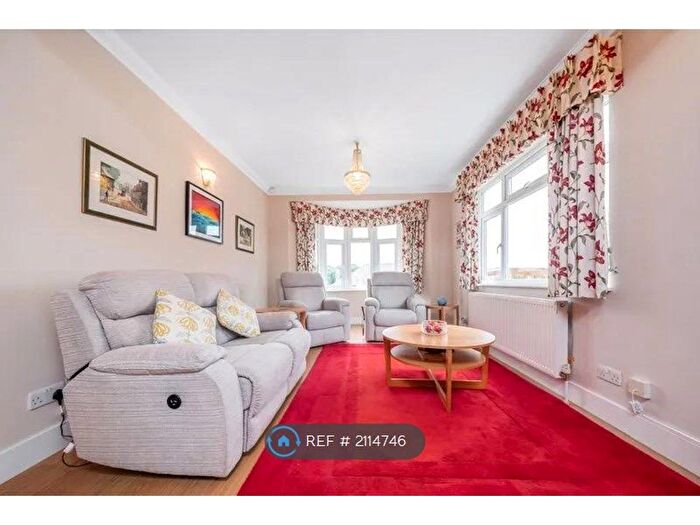 2 Bedroom Bungalow To Rent In Martin Rise, Bexleyheath, DA6