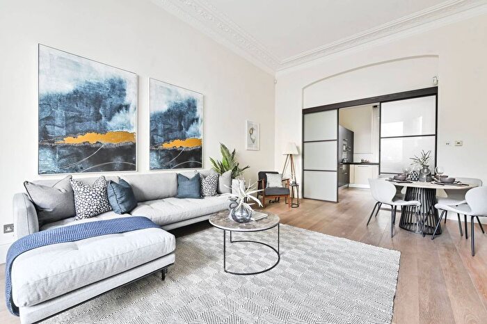 2 Bedroom Flat For Sale In Redcliffe Square, Chelsea, London, SW10