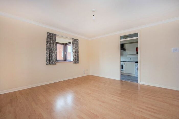 2 Bedroom Flat To Rent In Bond Road, Surbiton, KT6
