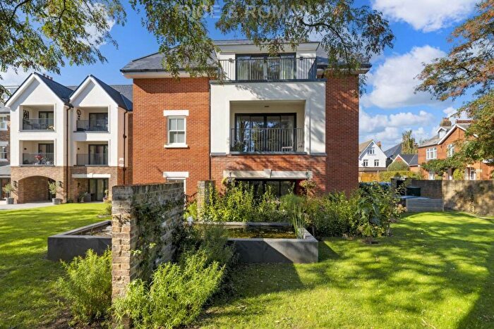 2 Bedroom Retirement Property For Sale In Mulberry Court, Hampton Wick, KT1