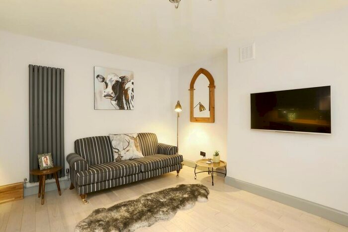 2 Bedroom Apartment To Rent In Thicket Road, Anerley, London, SE20