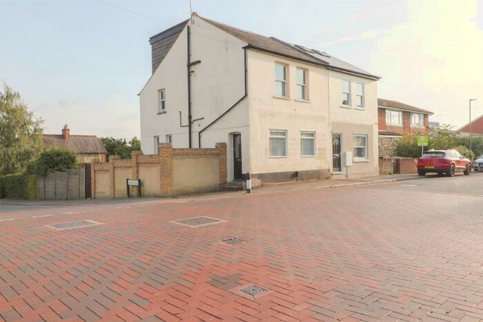 4 Bedroom End Of Terrace House To Rent In Rye Road, Hoddesdon, EN11