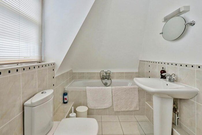 2 Bedroom Flat For Sale In West Cliff Gardens, West Cliff, Bournemouth, Dorset, BH2