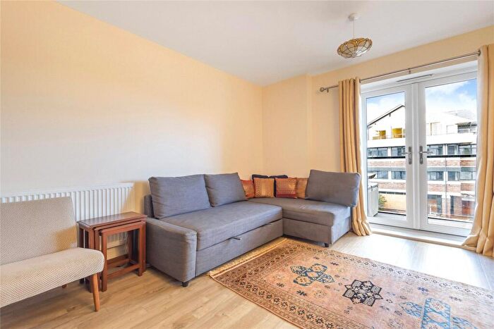2 Bedroom Flat To Rent In Fleming Place, Bracknell, Berkshire, RG12