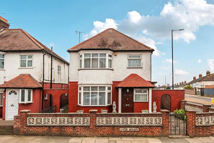 3 Bedroom Detached House For Sale In River Avenue, London, N13