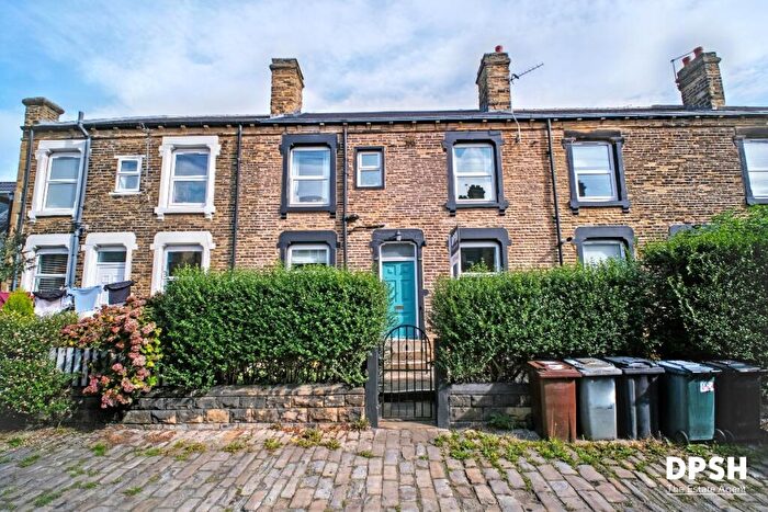 2 Bedroom Terraced House For Sale In Park Parade, Morley, Leeds, LS27
