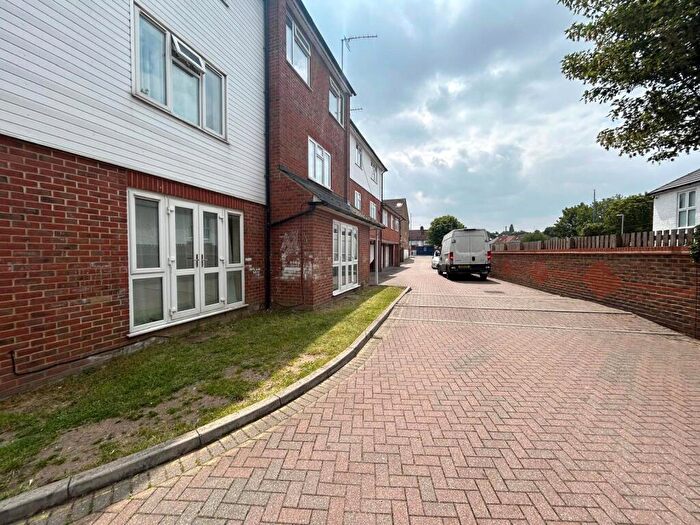 2 Bedroom Flat For Sale In Rochester Road, Gravesend, Kent, DA12