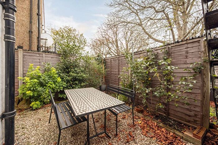 1 Bedroom Flat For Sale In Kimble Road, South Wimbledon, London, SW19