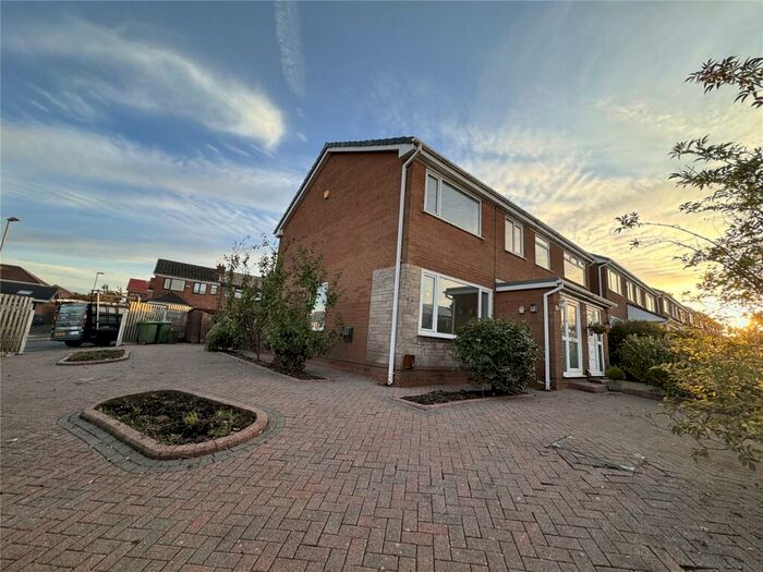 3 Bedroom Semi-Detached House To Rent In Kidderminster Way, Chadderton, Oldham, Greater Manchester, OL9